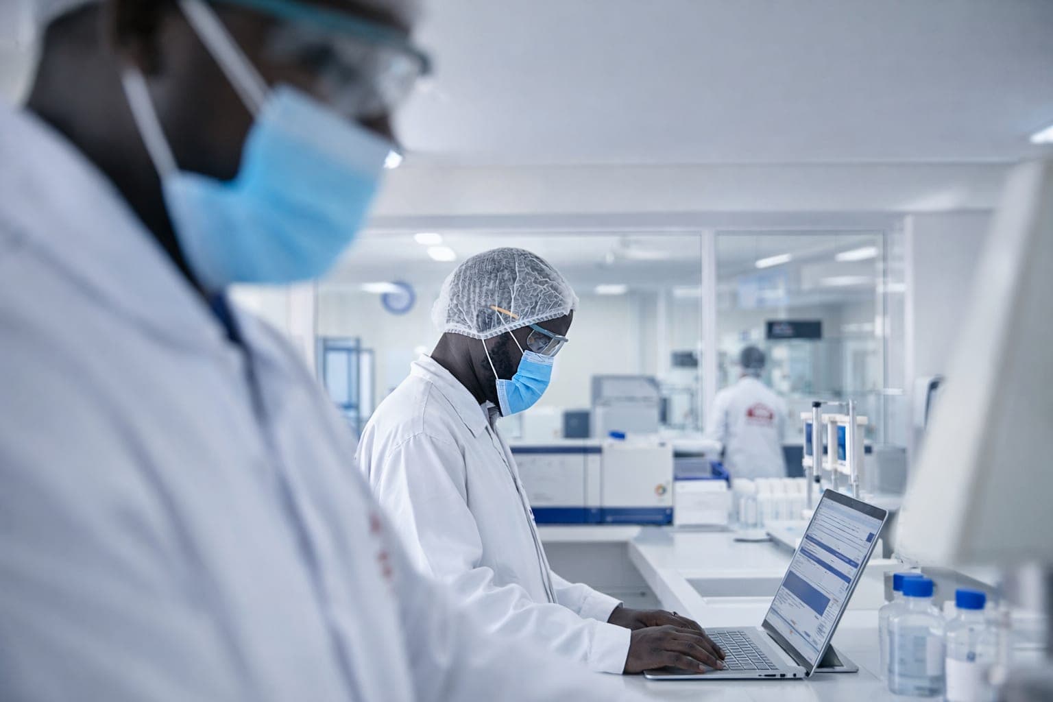 Équipe de contrôle qualité au laboratoire Patisen — exigence à chaque étape